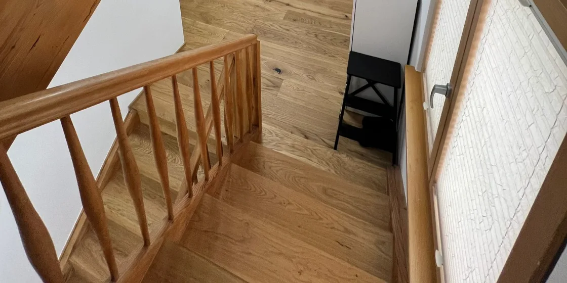 Referenzprojekt_Einfamilienhaus-Treppe-Parkettboden-Wände_Bregenz
